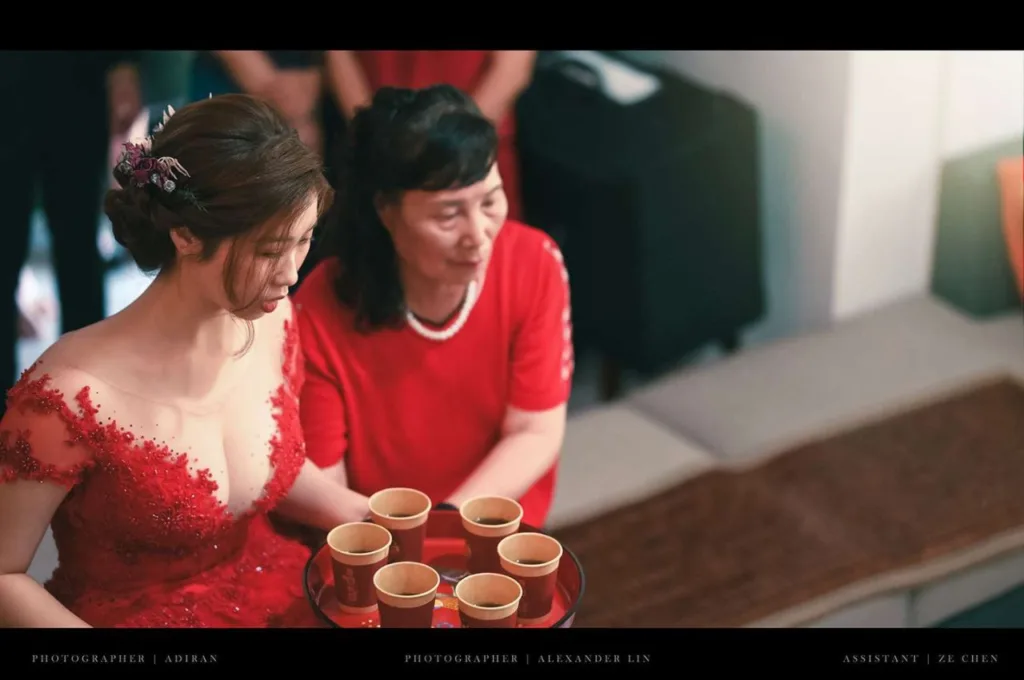 迎娶儀式的必拍婚攝場景：傳統婚禮儀式、奉茶。（ 作品來源：艾妃拉影像攝影工作室 ）