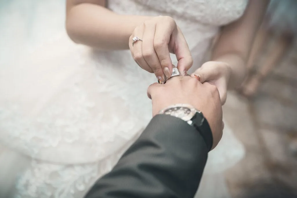 圖 / 與婚紗攝影同等重要的：婚禮攝影 - 戴婚戒。（ 作品來源：艾妃拉映像婚紗工作室 ）